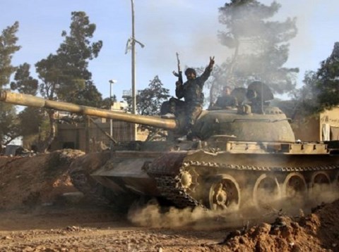 Xe tăng của quân đội Syria tham chiến trên chiến trường đông Sweida