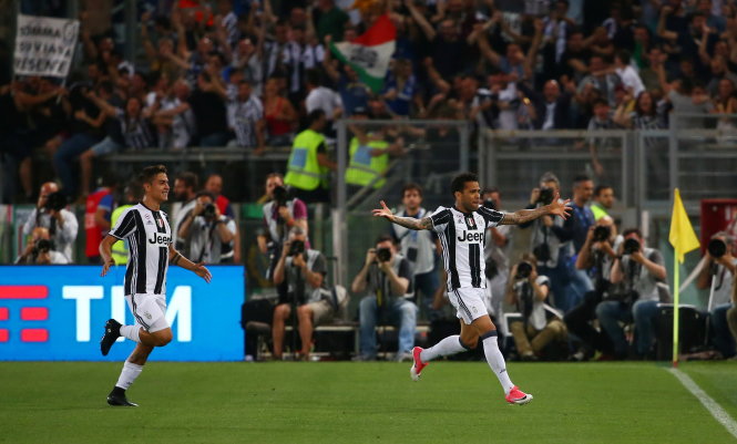 Niềm vui của Daniel Alves (phải) sau khi mở tỉ số cho Juventus. Ảnh: REUTERS