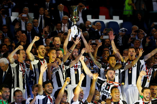 Các cầu thủ Juventus giơ cao Cúp quốc gia Ý trên sân Olimpico. Ảnh: REUTERS