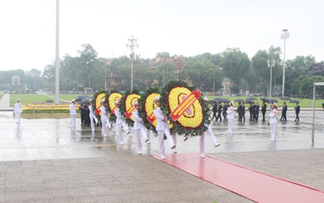   Đoàn đại biểu lãnh đạo Đảng, Nhà nước, Mặt trận Tổ quốc Việt Nam vào Lăng viếng Chủ tịch Hồ Chí Minh