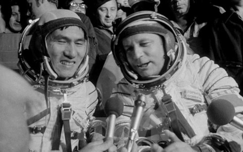    Du hành gia Gorbatko (phải) và phi công Phạm Tuân khi hai người trở về Trái Đất sau chuyến bay vào vũ trụ. Ảnh: TTXVN.
