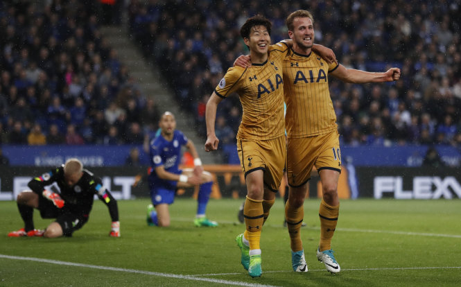Kane (phải) và Son Heung- Min ăn mừng bàn thắng vào lưới Leicester. Ảnh: REUTERS