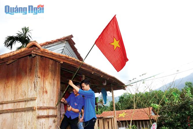 Hình ảnh lá cờ đỏ sao vàng tung bay ở thôn Măng Châu, xã Sơn Bua (Sơn Tây). 