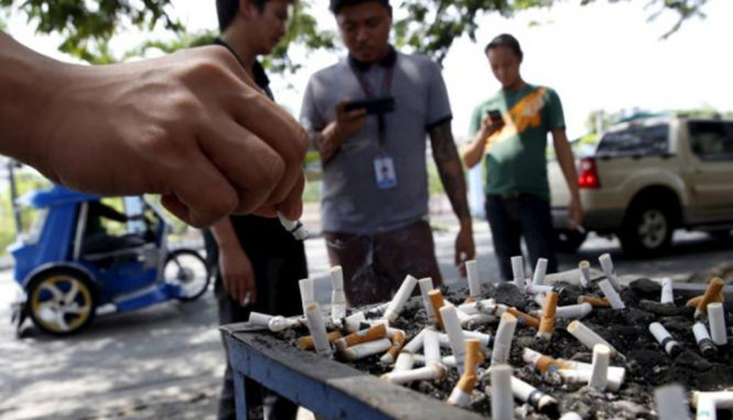 Người dân hút thuốc tại Philippines - Ảnh: Reuters