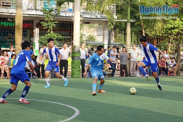 Trận đấu chung kết nội dung bóng đá nam diễn ra gây cấn, quyết liệt giữa đội Đoàn Thanh niên Bệnh viện Đa khoa tỉnh và đội bóng Đoàn Thanh niên Ban Quản lý KKT Dung Quất và các KCN Quảng Ngãi 