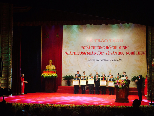 Ông Võ Văn Thưởng - Ủy viên Bộ Chính trị, Bí thư Trung ương Đảng, Trưởng ban Tuyên giáo Trung ương trao “Giải thưởng Nhà nước” về văn học, nghệ thuật.