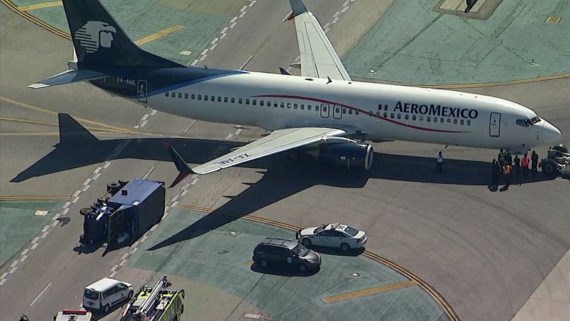 Xe tải bị chiếc Boeing 737 của hãng Aeromexico đụng lât nghiêng tại sân bay quốc tế Los Angeles, California, Mỹ, ngày 20-5-2017. Ảnh: ABC7
