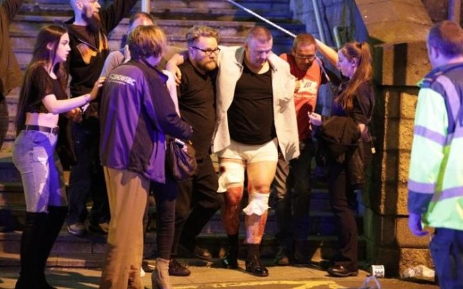 Những người bị thương ở bên ngoài nhà thi đấu Manchester Arena - Ảnh: JOEL GOODMAN/LNP/Telegraph
