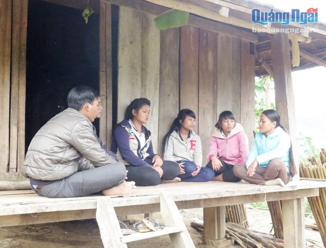 Chị Đinh Thị Liên đang nói chuyện với học sinh THCS Sơn Liên về vấn đề tảo hôn.