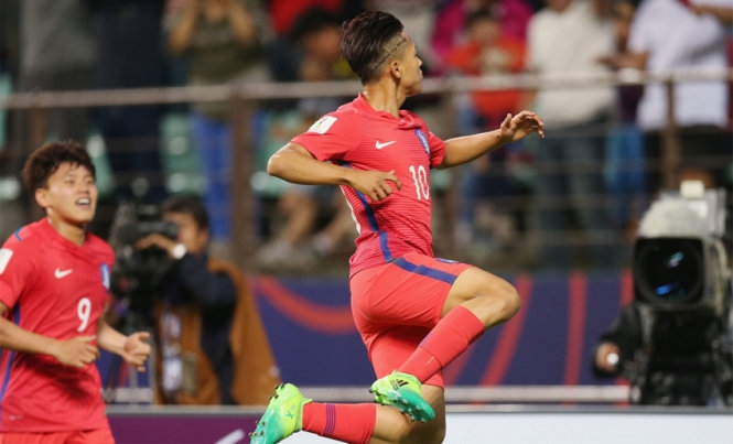 Niềm vui của tiền đạo Lee Seung-Woo (phải) sau khi mở tỉ số cho U-20 Hàn Quốc. Ảnh: GETTY IMAGES