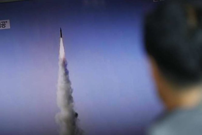   Người dân xem tin trên truyền hình về việc Triều Tiên phóng tên lửa đạn đạo - Ảnh: EPA