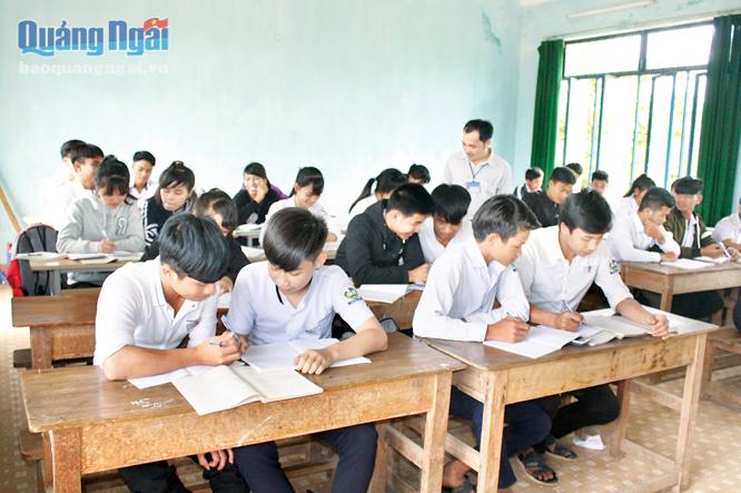 Trường THPT Phạm Kiệt (Ba Tơ) tăng cường ôn tập cho học sinh lớp 12 sau khi thi học kỳ II.                               ẢNH: TRƯỜNG AN