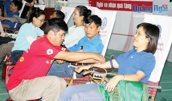 Đoàn viên thanh niên Công ty Điện lực Quảng Ngãi tham gia hiến máu nhân đạo.