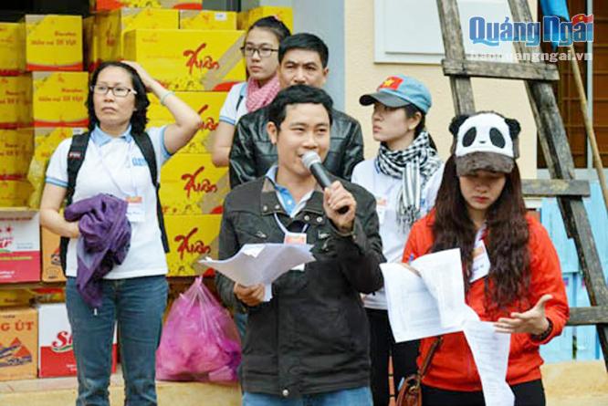 Anh Huỳnh văn Thương (thứ 3 từ phải qua) cùng với cộng sự tổ chức chương trình ấm ám mùa xuân tặng quà Tết cho đồng bào nghèo miền núi Trà Bồng.