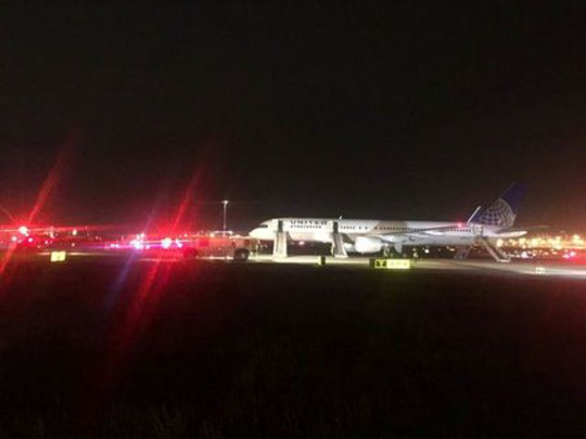 Chuyến bay 1579 của United Airlines đậu tại sân bay Newark Liberty tối 23-5. Ảnh: REUTERS