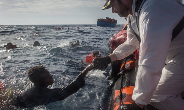  Lực lượng cứu hộ giải cứu nạn nhân vụ lật thuyền. Ảnh: Getty Images