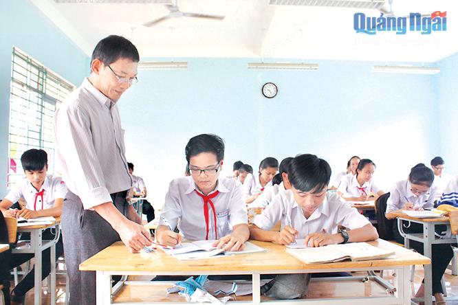 Giáo viên Trường THCS Nguyễn Nghiêm (Đức Phổ) đang ôn tập kiến thức cho học sinh để chuẩn bị bước vào kỳ thi tuyển sinh lớp 10, năm học 2017-2018.