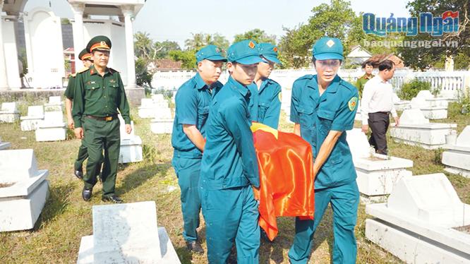 Hài cốt liệt sĩ Trương Văn Lần được Bộ CHQS tỉnh đưa về an táng tại Nghĩa trang liệt sĩ xã Phổ An (Đức Phổ).
