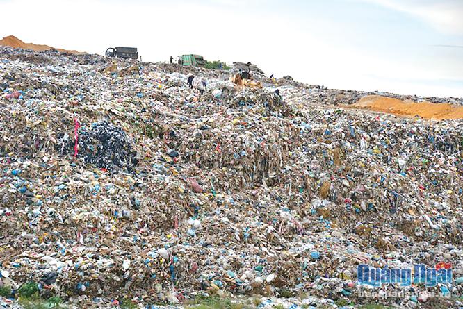 Bãi chôn lấp rác thải khổng lồ ở xã Nghĩa Kỳ.