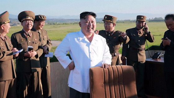   Lãnh đạo CHDCND Triều Tiên Kim Jong-un theo dõi vụ thử tên lửa. Ảnh do KCNA công bố ngày 28-5-2017.