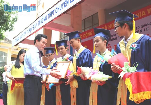 Phó Chủ tịch UBND tỉnh Đặng Ngọc Dũng trao thưởng cho các học sinh đạt giải trong Kỳ thi chọn Học sinh giỏi cấp quốc gia.