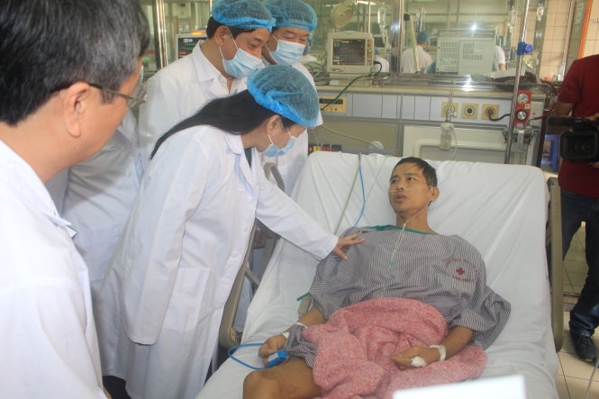 Bộ trưởng Bộ Y tế Nguyễn Thị Kim Tiến thăm hỏi sức khỏe bệnh nhân vụ tai biến chạy thận đang điều trị tại Bệnh viện Bạch Mai - Ảnh: Chí Tuệ