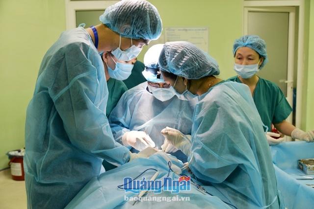 Ngay sau khám sàng lọc cho hơn 200 trẻ, các bác sĩ đã tiến hành phẫu thuật cho 100 trẻ tại Bệnh viện Đa khoa Quảng Ngãi
