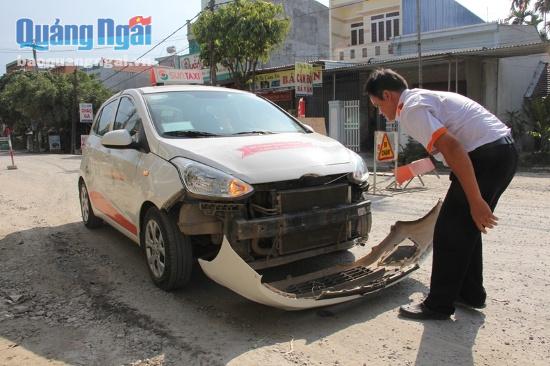 Chiếc taxi của hãng Vinasun do tài xế Lê Văn Cường, 38 tuổi điều khiển gặp ngay sự cố khi va chạm phải vật nặng trên đường.