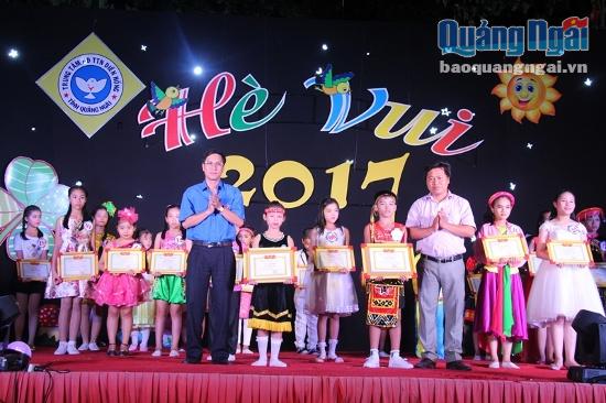 Đại diện Tỉnh đoàn, Trung tâm HĐTTN Diên Hồng trao giải thưởng cho các thí sinh.