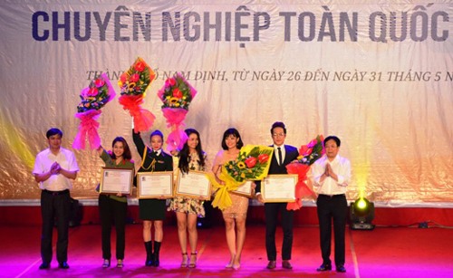  BTC trao 5 HCV cho các diễn viên tham gia cuộc thi Tài năng trẻ diễn viên sân khấu kịch nói chuyên nghiệp toàn quốc 2017.