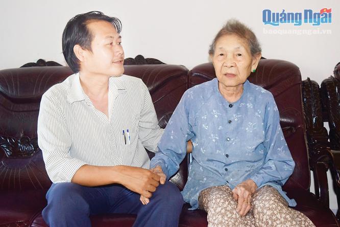 Cán bộ Phòng LĐ-TB&XH thành phố thăm hỏi Mẹ VNAH Huỳnh Thị Họp, ở phường Nguyễn Nghiêm.