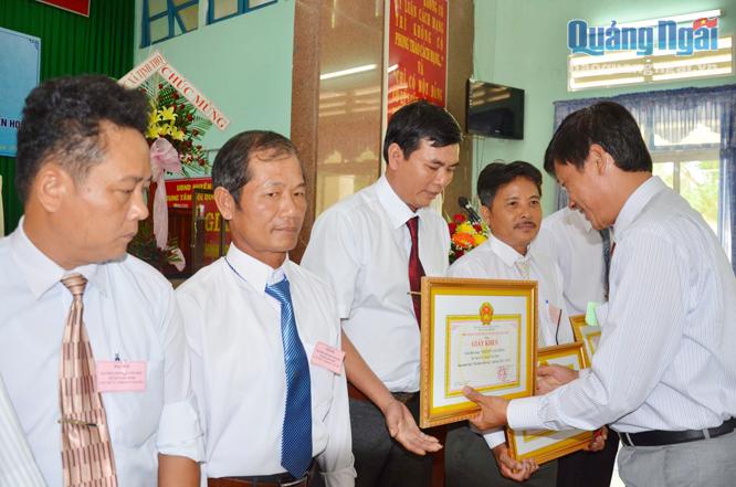 Những đơn vị làm tốt công tác khuyến học được huyện Sơn Tịnh tặng giấy khen.