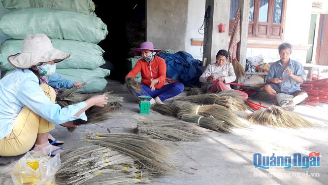 Cơ sở sản xuất chổi của hội viên mù Nguyễn Văn Sinh ở huyện Mộ Đức giải quyết việc làm cho chục lao động ở địa phương.
