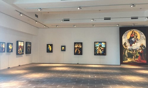 Một góc không gian trưng bày “Raffaello: Các tác phẩm” tại Bảo tàng Dân tộc học Việt Nam.