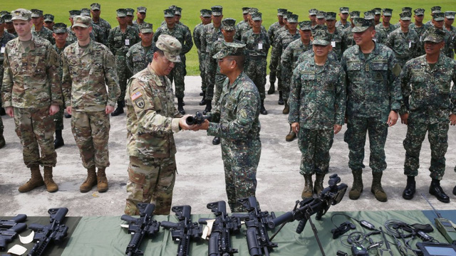 Chỉ huy lực lượng lính thủy đánh bộ Philippines Emmanuel Salamat (thứ 4 từ phải sang) nhận lô vũ khí mới do quân đội Mỹ chuyển giao (Ảnh: AP)