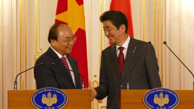 Thủ tướng Shinzo Abe (phải) và Thủ tướng Nguyễn Xuân Phúc họp báo chung sau cuộc gặp riêng chiều nay 6-6 - Ảnh: Lê Kiên