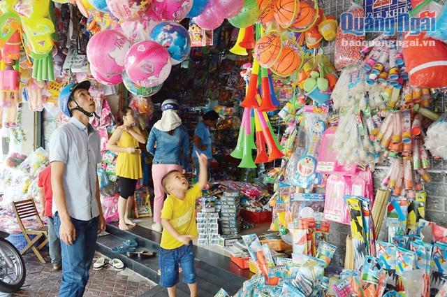 Khách hàng chọn mua đồ chơi trẻ em tại một cửa hàng trên đường Lê Khiết (TP. Quảng Ngãi).