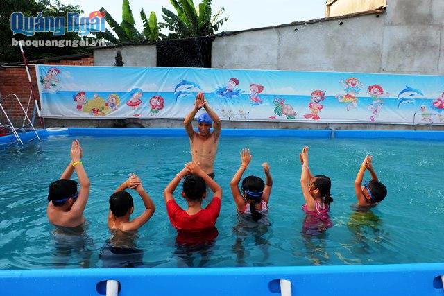 Nhu cầu học bơi tăng, nhưng hiện nay số lượng người đảm bảo theo tiêu chuẩn dạy bơi rất ích.