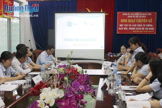 Các đội thi của Đảng ủy Sở Tư pháp thể hiện kỹ năng thuyết trình về phong cách Hồ Chí Minh.