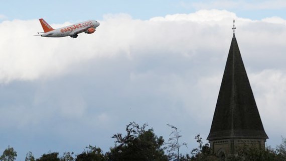  Một máy bay của easyJet gần sân bay Gatwick ở London, Anh. Ảnh: REUTERS