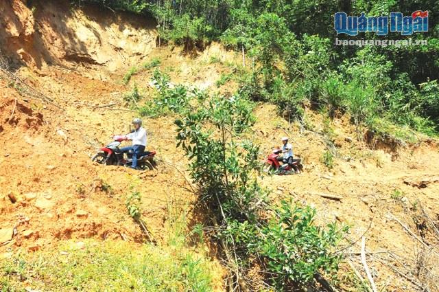 Tuyến đường dẫn về thôn Xanh và khu sản xuất của người dân xã Trà Trung bị hư hỏng nặng nề sau đợt mưa lũ cuối năm 2016.