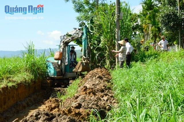 Nạo vét tuyến kênh chính của thôn Tân Phước, xã Tịnh Đông (Sơn Tịnh) lấy nước phục vụ sản xuất.