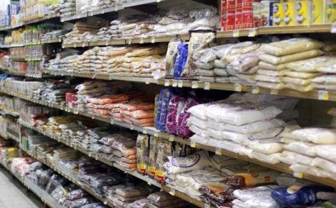Hàng hóa trong một siêu thị ở Doha (Qatar) ngày 7-6. Ảnh: REUTERS