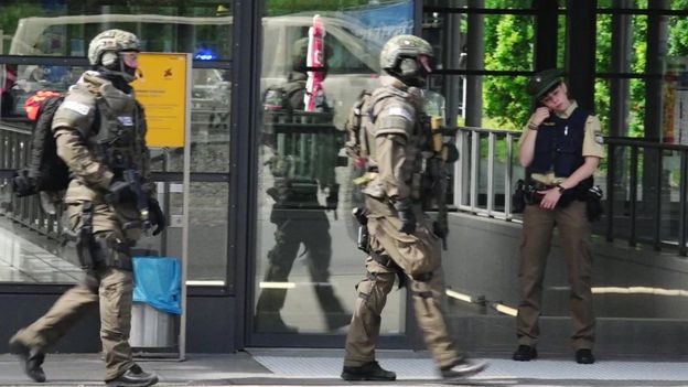  Cảnh sát Đức tại hiện trường vụ xả súng.