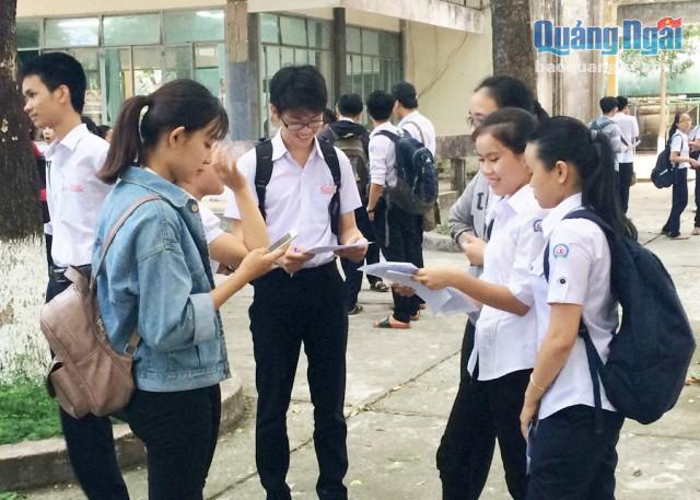 Thí sinh trường THPT chuyên Lê Khiết trao đổi về kết quả thi thử lần 2