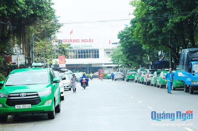 Xe taxi đậu trên đường Nguyễn Chánh chờ đến lượt vào ga Quảng Ngãi đón khách