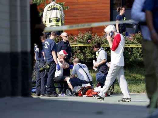 Một người bị thương đang được chăm sóc. Vụ nổ súng xảy ra ngay tại sân bóng chày trống trải nên gần như "không có chỗ nấp", một nghị sĩ thừa nhận - Ảnh: WP