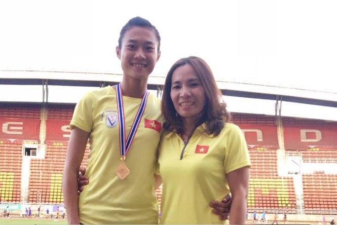 Tú Chinh (trái) giành HCV 200m ngày 14-6. Ảnh: THANH HƯƠNG