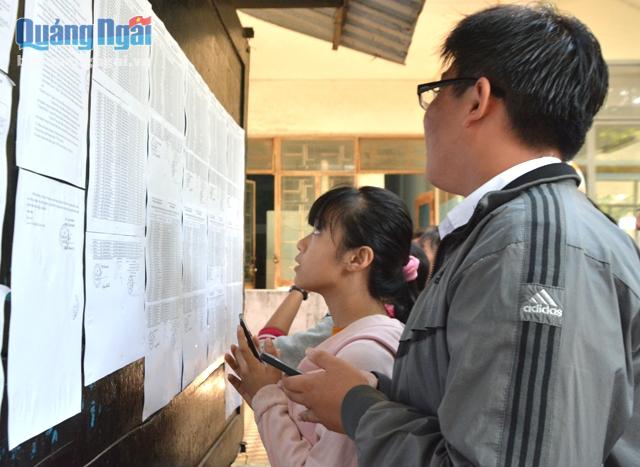 Thí sinh xem điểm chuẩn và danh sách trúng tuyển tại Trường THPT Chuyên Lê Khiết.