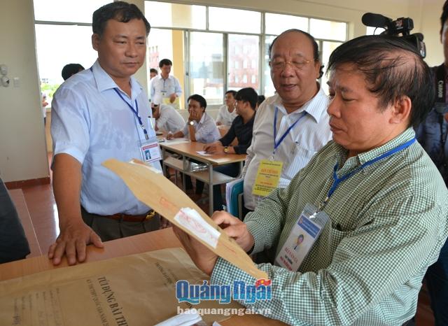 Thứ trưởng Bùi Văn Ga kiểm tra kỳ thi THPT quốc gia năm 2016 tại Quảng Ngãi.